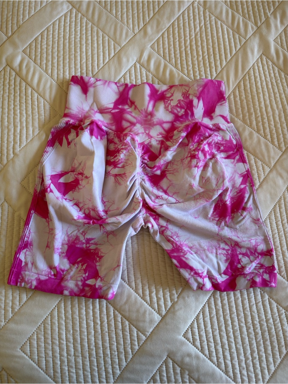 YEOREO High-Waist Pink Tie-Dye Seamless Bike Shorts with Ruched Back